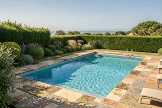 Vue panoramique d'une piscine résidentielle en Vendée entourée d'un jardin verdoyant