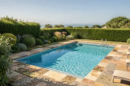 Vue panoramique d'une piscine résidentielle en Vendée entourée d'un jardin verdoyant